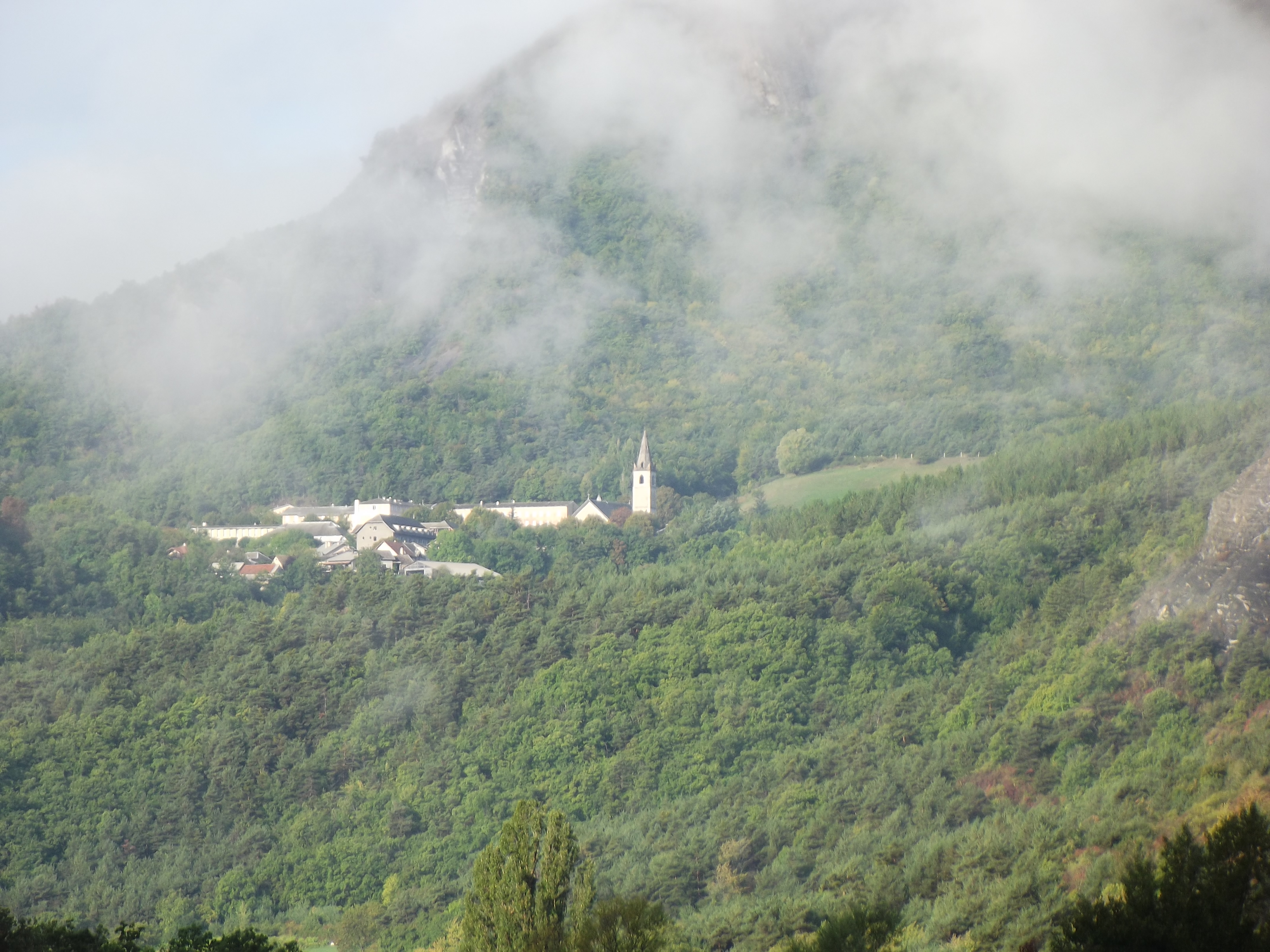 Sanctuaire Notre-Dame du Laus dans la brume